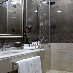 Отель Grand Hotel & Spa Tirana Албания, Тирана - отзывы, цены и фото номеров - забронировать отель Grand Hotel & Spa Tirana онлайн ванная фото 2
