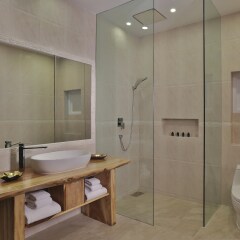 Отель The Privilege Ezra Beach Club Самуи ванная