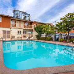 Отель Comfort Inn & Suites North Vancouver Канада, Аптаун - отзывы, цены и фото номеров - забронировать отель Comfort Inn & Suites North Vancouver онлайн бассейн фото 3