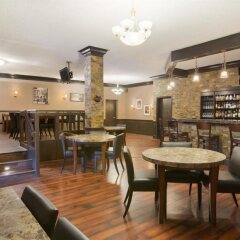 Отель Days Inn by Wyndham Calgary South Канада, Калгари - отзывы, цены и фото номеров - забронировать отель Days Inn by Wyndham Calgary South онлайн гостиничный бар