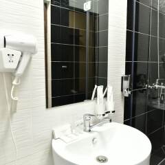 Гостиница Premier Inn Казахстан, Нур-Султан - отзывы, цены и фото номеров - забронировать гостиницу Premier Inn онлайн ванная