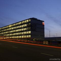 Отель citizenM Schiphol Airport Нидерланды, Схипхол - 4 отзыва об отеле, цены и фото номеров - забронировать отель citizenM Schiphol Airport онлайн вид на фасад