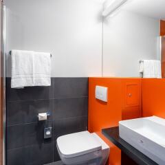 Отель 7 Days Premium BERLIN – Schönefeld ванная фото 2