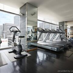 Four Seasons Hotel Tokyo at Marunouchi фитнесс-зал