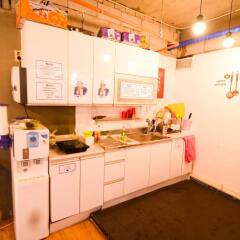 Kimchee Sinchon Guesthouse - Hostel в номере фото 2