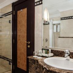 Отель Hilton Sharjah ОАЭ, Шарджа - 10 отзывов об отеле, цены и фото номеров - забронировать отель Hilton Sharjah онлайн ванная фото 2
