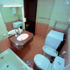 Отель Emirates Stars Hotel Apartment Sharjah ОАЭ, Шарджа - отзывы, цены и фото номеров - забронировать отель Emirates Stars Hotel Apartment Sharjah онлайн ванная