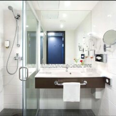 Отель Radisson Blu Hotel Lietuva Литва, Вильнюс - 5 отзывов об отеле, цены и фото номеров - забронировать отель Radisson Blu Hotel Lietuva онлайн ванная