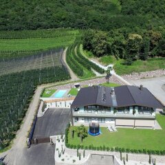 Отель Moar Lodge Лана приотельная территория