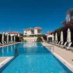 Kamer Suites & Hotel Чешме бассейн