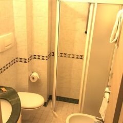 Hotel Ghirlandina Римини ванная