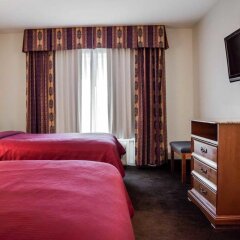 Отель Clarion Inn & Suites Clearwater сейф в номере