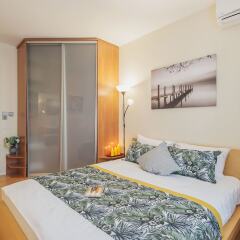 Отель GMApartments 3 rooms at Patriarshie Ponds Москва комната для гостей фото 5