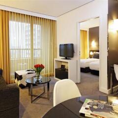Отель Adina Apartment Hotel Berlin Hackescher Markt Германия, Берлин - 2 отзыва об отеле, цены и фото номеров - забронировать отель Adina Apartment Hotel Berlin Hackescher Markt онлайн комната для гостей фото 4
