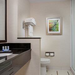 Отель Fairfield Inn & Suites by Marriott Columbus Dublin ванная фото 2
