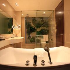 Отель Phuket Graceland Resort And Spa 4* Стандартный номер с различными типами кроватей фото 12