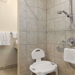Отель Travelodge Calgary University Канада, Калгари - отзывы, цены и фото номеров - забронировать отель Travelodge Calgary University онлайн ванная
