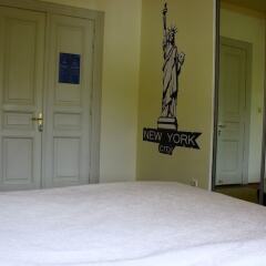 New York Hostel сейф в номере