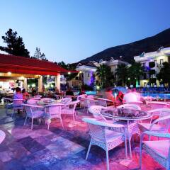 Отель Yel Holiday Resort бассейн