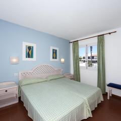 Отель Apartamentos Roc Oasis Park комната для гостей