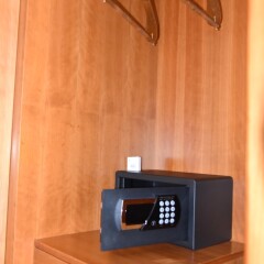 Hotel d'Aragona Конверсано сейф в номере