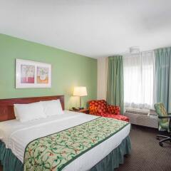 Отель Baymont Inn & Suites Jefferson City комната для гостей фото 5