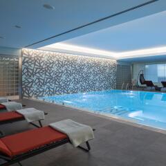 Отель Myriad by SANA Hotels бассейн