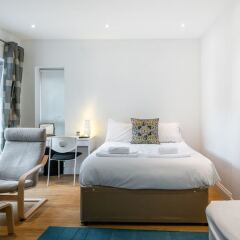 Отель Exquisite Hampstead Home near Regents Park комната для гостей