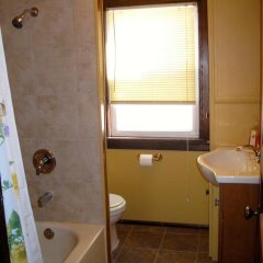 Отель Wanderfalls Guesthouse & Hostel США, Ниагара-Фолс - отзывы, цены и фото номеров - забронировать отель Wanderfalls Guesthouse & Hostel онлайн ванная фото 2