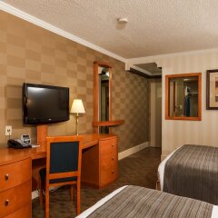 Отель The Glenmore Inn & Convention Centre Канада, Калгари - отзывы, цены и фото номеров - забронировать отель The Glenmore Inn & Convention Centre онлайн удобства в номере фото 2