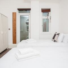 Отель Beautiful 4 Bedroom House in South Kensington комната для гостей фото 4