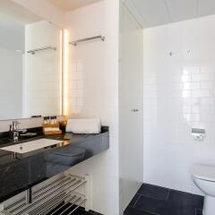 Отель 1 BR Rambla Suite & 2 Pools Rooftop Terrace Sea View - HOA 42152 Испания, Барселона - отзывы, цены и фото номеров - забронировать отель 1 BR Rambla Suite & 2 Pools Rooftop Terrace Sea View - HOA 42152 онлайн ванная
