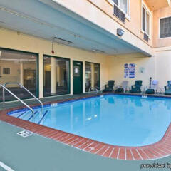 Отель Comfort Inn & Suites Near Universal - N. Hollywood - Burbank бассейн фото 3