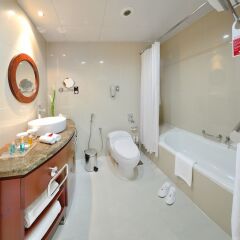 Отель Golden Sands Hotel Sharjah ОАЭ, Шарджа - 11 отзывов об отеле, цены и фото номеров - забронировать отель Golden Sands Hotel Sharjah онлайн ванная