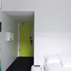 Hotel Gat Point Charlie сейф в номере