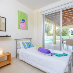 Отель Konnos Beach Villa 2 комната для гостей