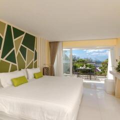 Отель Andaman Embrace Patong 5* Стандартный номер с различными типами кроватей фото 3