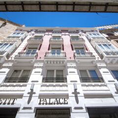 Отель Petit Palace Plaza de la Reina пляж