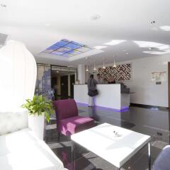Отель Hôtel Kyriad Saint Quentin en Yvelines - Montigny Франция, Монтиньи ле Бретоне - отзывы, цены и фото номеров - забронировать отель Hôtel Kyriad Saint Quentin en Yvelines - Montigny онлайн интерьер отеля