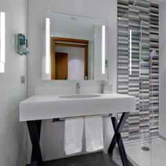Hampton by Hilton Kocaeli Турция, Измит - отзывы, цены и фото номеров - забронировать отель Hampton by Hilton Kocaeli онлайн ванная фото 2