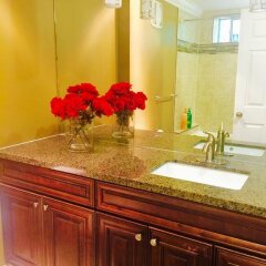 Отель Deer Lake House Канада, Бурнаби - отзывы, цены и фото номеров - забронировать отель Deer Lake House онлайн ванная фото 2