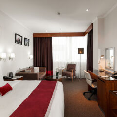 Гостиница DoubleTree by Hilton Novosibirsk в Новосибирске - забронировать гостиницу DoubleTree by Hilton Novosibirsk, цены и фото номеров Новосибирск комната для гостей фото 4