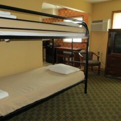 Отель Downtown Value Inn сейф в номере
