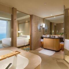 Отель DoubleTree by Hilton Hotel Xiamen - Wuyuan Bay Китай, Сямынь - отзывы, цены и фото номеров - забронировать отель DoubleTree by Hilton Hotel Xiamen - Wuyuan Bay онлайн ванная
