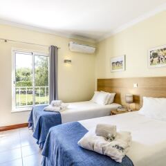 Отель Browns Sports & Leisure Club комната для гостей фото 7