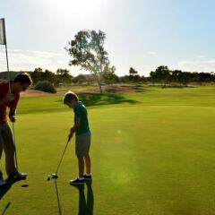 Отель Crowne Plaza Alice Springs Lasseters спортивное сооружение