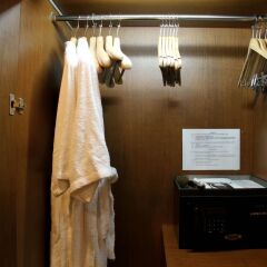 Отель FuramaXclusive Sathorn, Bangkok Бангкок сейф в номере