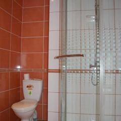 Отель Alongės Guest House Литва, Гарлиава - отзывы, цены и фото номеров - забронировать отель Alongės Guest House онлайн ванная фото 3