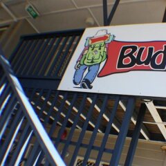 Отель Budds in Surfers спортивное сооружение