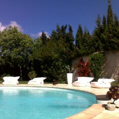 Отель Le Mas de la Treille Bed & Breakfast бассейн